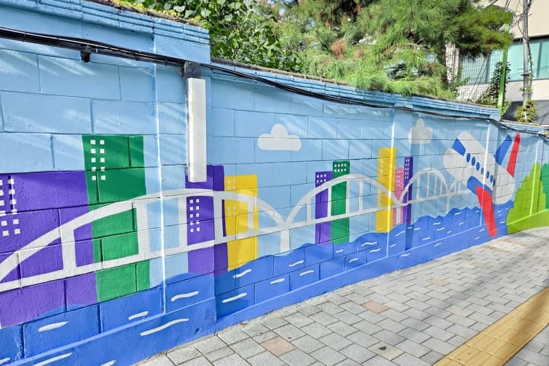 대한항공·델타항공 임직원 80명, 남산초 벽화 그리기 봉사활동 진행