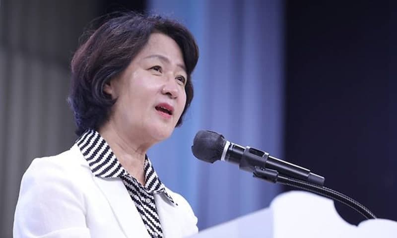 재정 비상 외치며 직원 복지 깎은 추미애, 12억 관사 논란