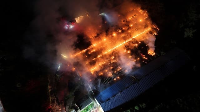 거제 사등면 양계장 화재…산란계 2만 5천 마리 폐사하고 1억 6천만 원 피해