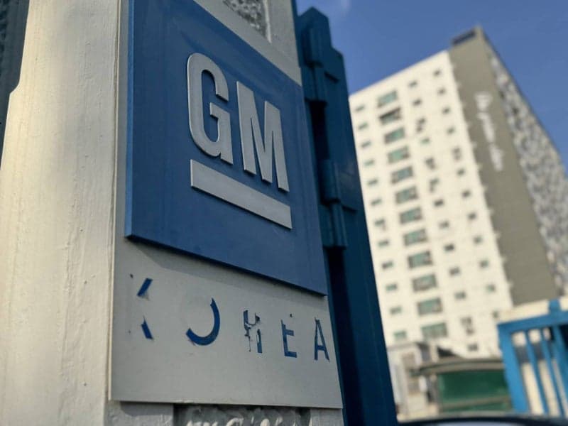 한국GM 노조, '부실 급식' 논란에 헥터 비자레알 대표 등 경찰 고발
