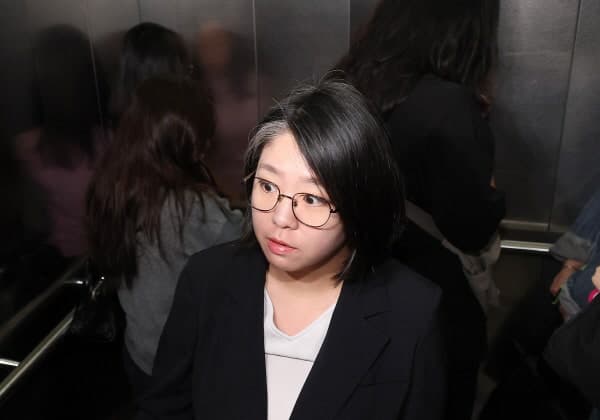 비례 겸직·배우자 의혹 쌓이는데…용혜인, 일주일째 ‘묵묵부답’