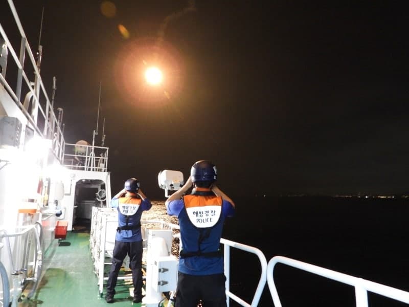부산 오륙도 예인선 전복 사고 당시 선원 2명 해상 추락 확인