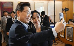 “아내가 꼭 찍어오래서”…이재명 대통령, 프랑스서 한국 영화인들과 '셀카' 소통