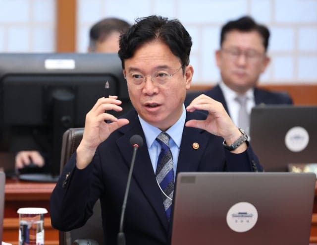김영훈 노동장관 "영업이익 N% 성과급 요구 파업은 불법"