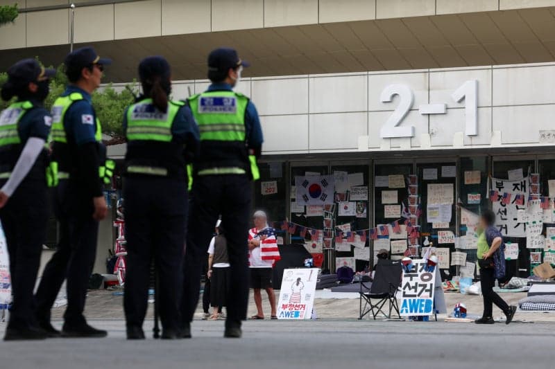 잠실 개표소 시위 중 경찰 폭행·모욕한 40대 여성 징역 2년 구형