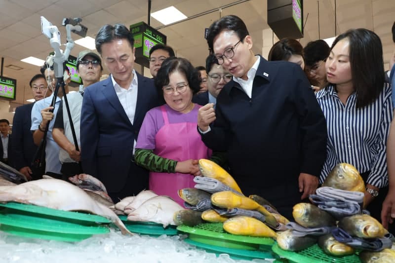 김민석, 노량진수산시장 찾아 '김영란법 완화' 및 민생 행보