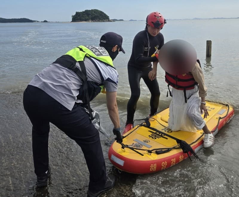 인천 선재도 목섬서 밀물에 고립된 미얀마 관광객 2명 구조