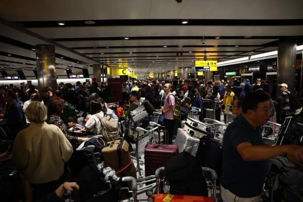 영국 항공관제 시스템 마비로 1,000편 결항…수만 명 발 묶여
