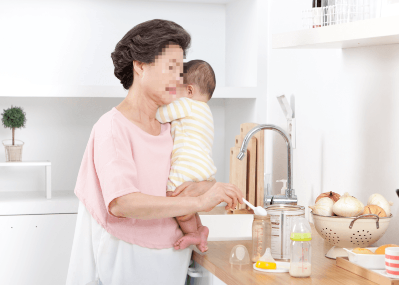 손주 돌봄은 의무인가 노동인가…15년 육아 할머니, 아들에 4000만원 받아