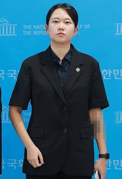 용혜인 겸직 논란 해명 나선 기본소득당, 당직자 문신 노출에 지도부 태도까지 도마 위