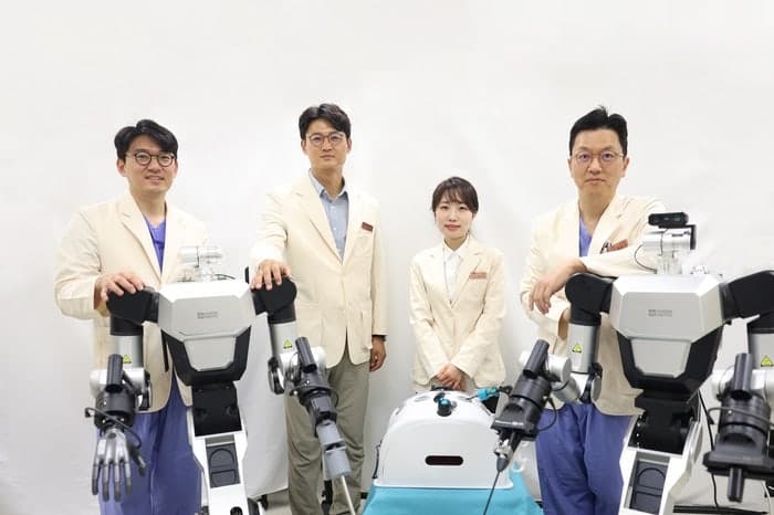 "메스" 알아듣는 휴머노이드 수술 로봇, 삼성서울병원 세계 첫 시연