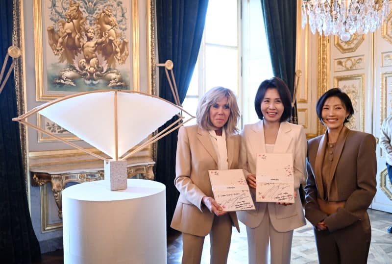 김혜경·마크롱 여사, 파리서 '한지마니아' 관람…유네스코 등재 기원