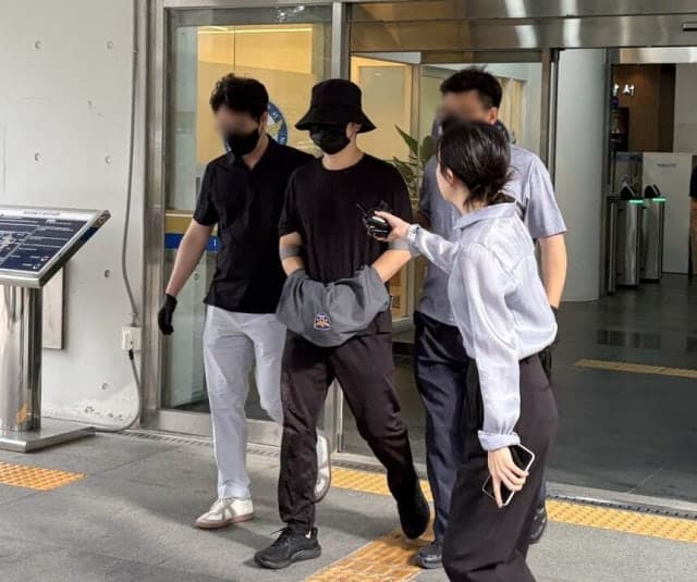이혼 소송 중 아내 찾아가 자녀 앞에서 살해한 30대 공무원 구속 송치