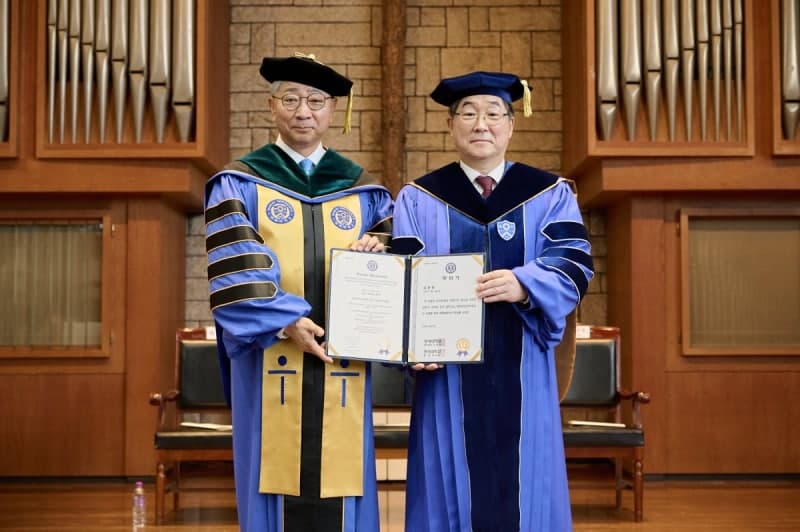 연세대 명예철학박사 된 김동원 고려대 총장…“경쟁 아닌 동반자”