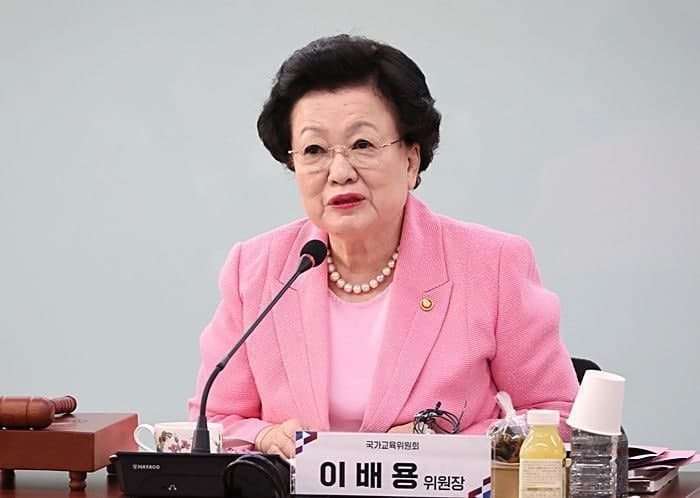 '금거북이' 이배용·'수사 무마' 전 강남서 팀장, 첫 재판서 혐의 전면 부인