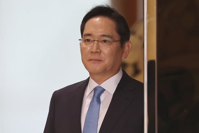 이재용 회장, 모친 홍라희 명예관장 삼성전자 지분 1.9조 원 매수