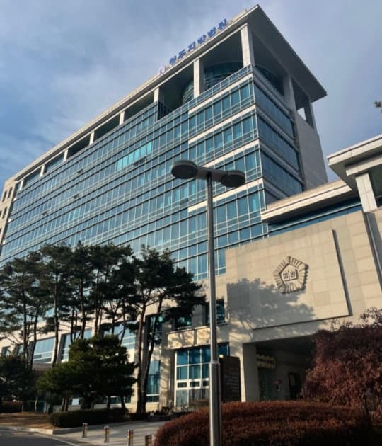 대학병원 의사 사칭해 결혼 미끼로 8천만 원 뜯어낸 30대 실형