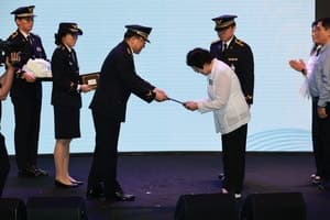 제73주년 해양경찰의 날 기념식 개최…순직 경정 유품 '영구기록물 1호' 기증