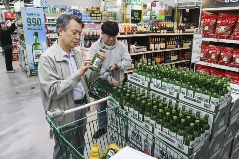 990원 착한소주 500만 병 판매…소진공 실무진, 골목상권 활성화 공로상 수상