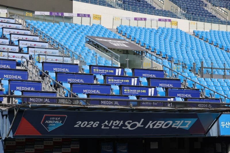 "살다 살다 야구장에서 이걸"…잠실야구장 통로 '대변 소동'에 관람 포기