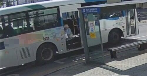 하차 중 문 열린 채 출발한 시내버스…80대 승객 추락해 중상