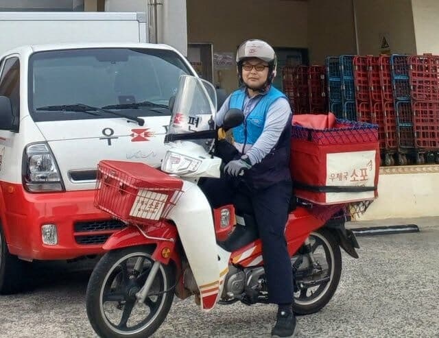 배달 멈추고 생명 구했다…쓰러진 70대 어르신 살린 집배원