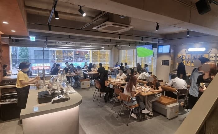 bhc 강남 플래그십, 낮 매출 일반점 2배…'올데이 치킨' 전략 통했다