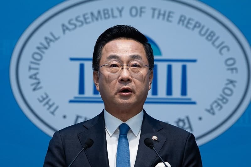 민주당 "장동혁, 콧수염 붙이면 히틀러…극단·선동 정치 중단하라"