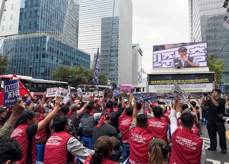이주노동자들 서울 도심 집회…"차별 철폐하고 사업장 변경 자유 보장하라"