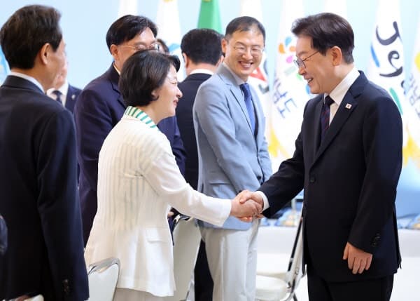 이재명 "과격 선동이 개혁 방해" vs 추미애 "내란 세력에 전전긍긍"…檢개혁 정면 충돌