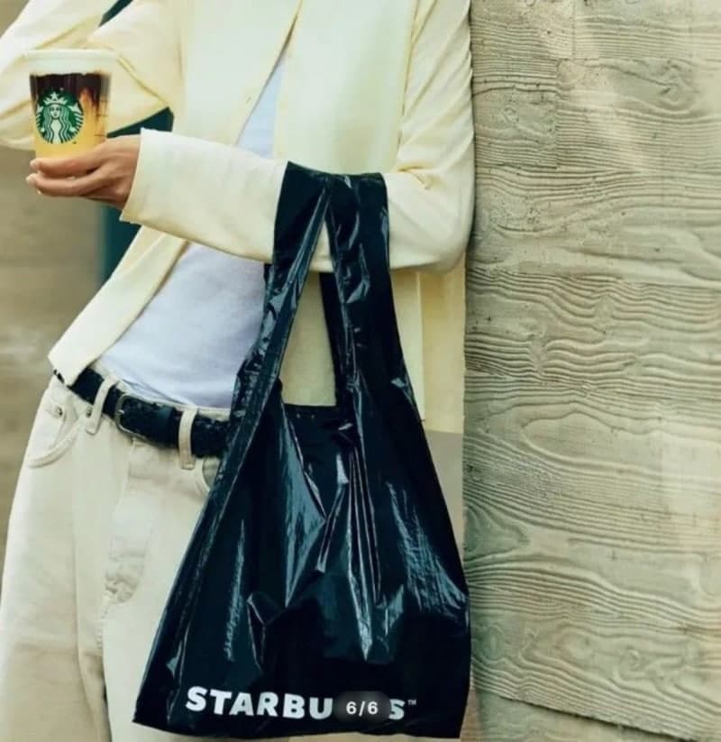 비닐봉투 닮은 스타벅스 폴더블 백 키링, 출시 닷새 만에 품절 대란