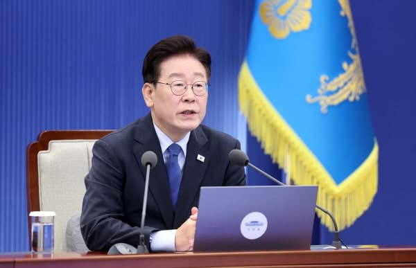 이재명 대통령 지지율 33.8%로 최저…국민의힘 11주 만에 민주당 역전