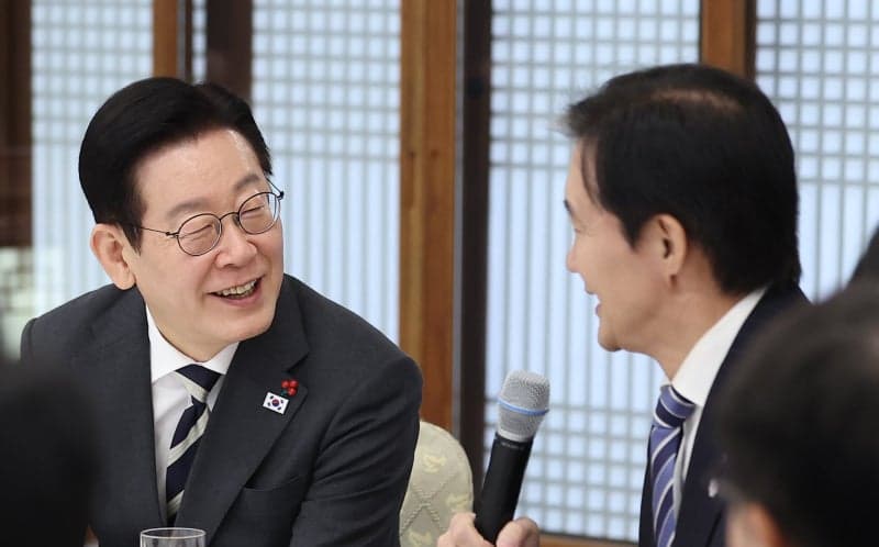 조국, 이재명 대통령 지지율 최저치에 "문조털래유 배제한 결과"