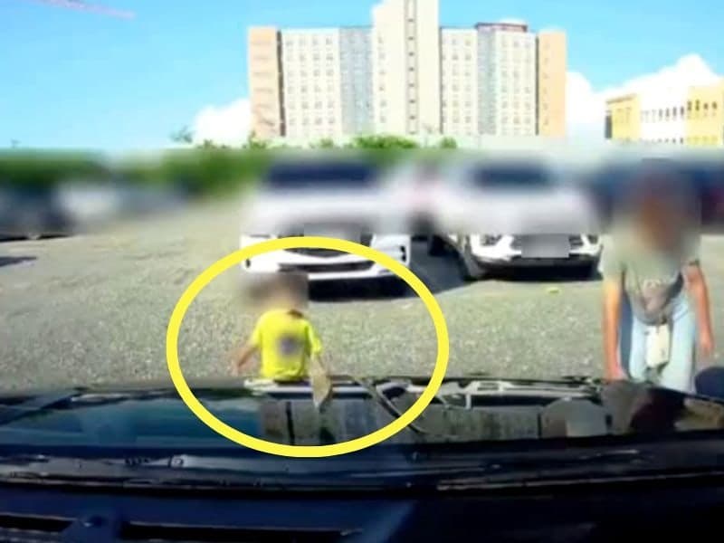 주차장서 아이가 돌 던졌는데…보호자는 제지 없이 떠나 논란