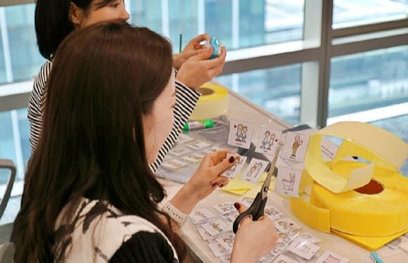 고려아연 임직원, 장애어린이 재활 돕는 'AAC 의사소통판' 제작 봉사