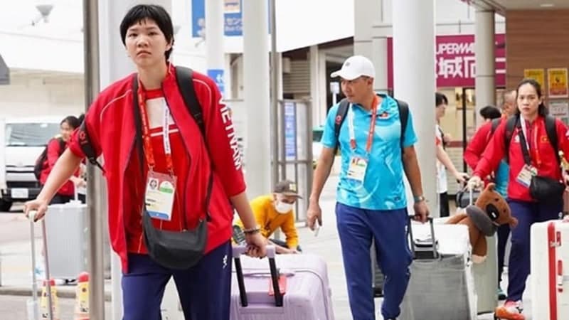 엉뚱한 호텔 안내받은 베트남 여자 배구 대표팀, 짐 끌고 도보 이동