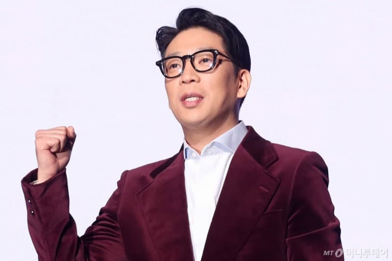MC몽, 대학 축제서 '등록금 쾌척'…아르바이트생에게 현금 다발 전달