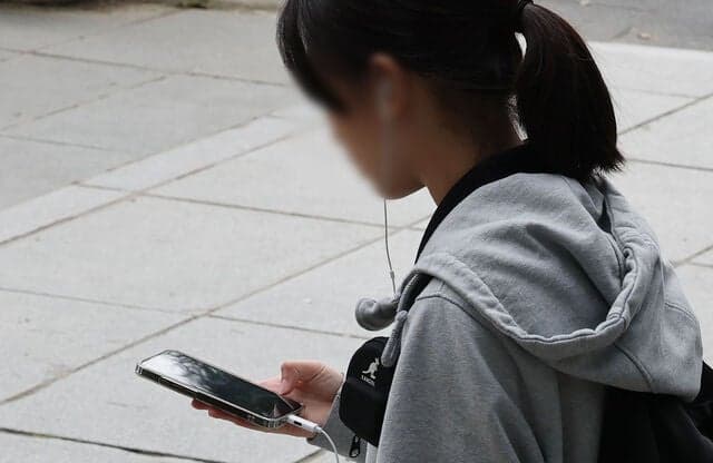 EU, 15세 미만 SNS·게임·AI 챗봇 이용 제한하는 'EU 아동법' 추진
