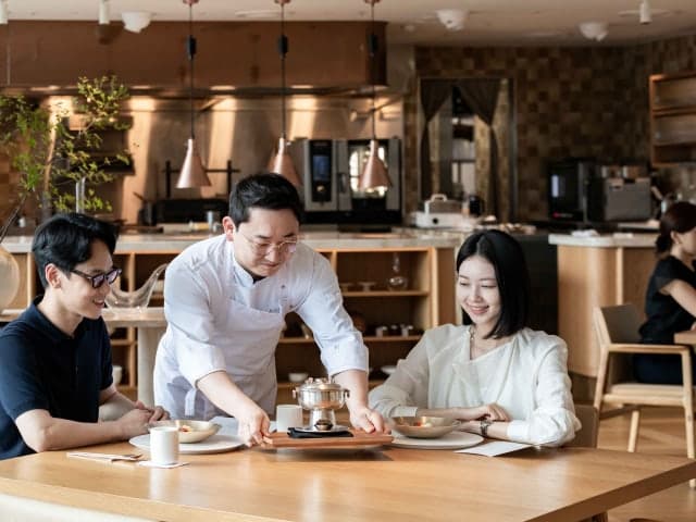 한화푸드테크 '아사달', 오픈 5개월 만에 방문객 20배 급증하며 광화문 미식 명소 등극