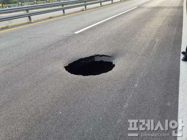보성 국도 2호선 예당사거리 1m 싱크홀 발생…양방향 4차로 전면 통제