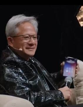 젠슨 황 엔비디아 CEO, 이번에도 삼성 최신 갤럭시 Z 폴드8 사용 포착