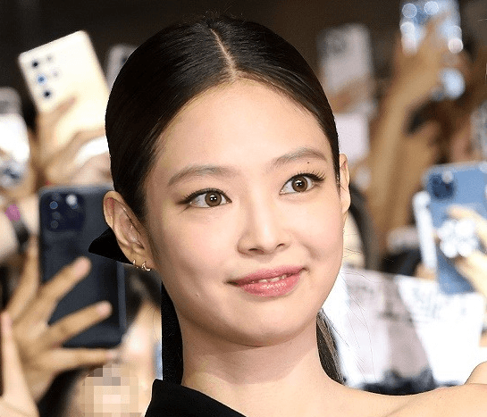 제니 '드라큘라', 빌보드 핫 100서 16주 톱10…K팝 최장 기록 경신