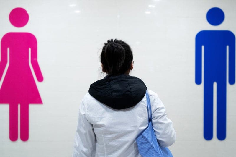 7세 아들 여자 화장실 동반 출입 논란, 안전인가 불편인가