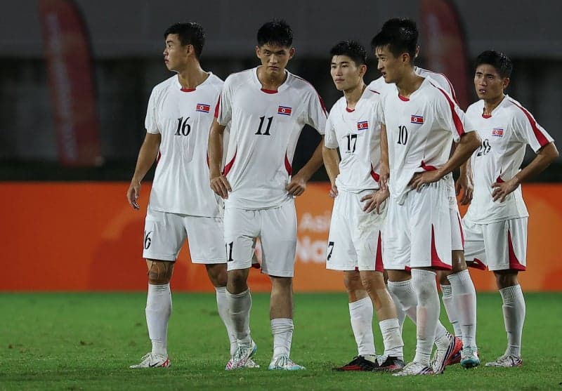 북한 축구, 중국에 1-2 역전패…골대 불운에 8강행 비상등