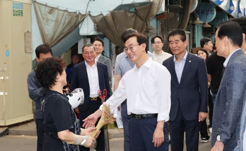 전재수 부산시장, 추석 앞두고 새벽시장 물가와 안전 현장 점검