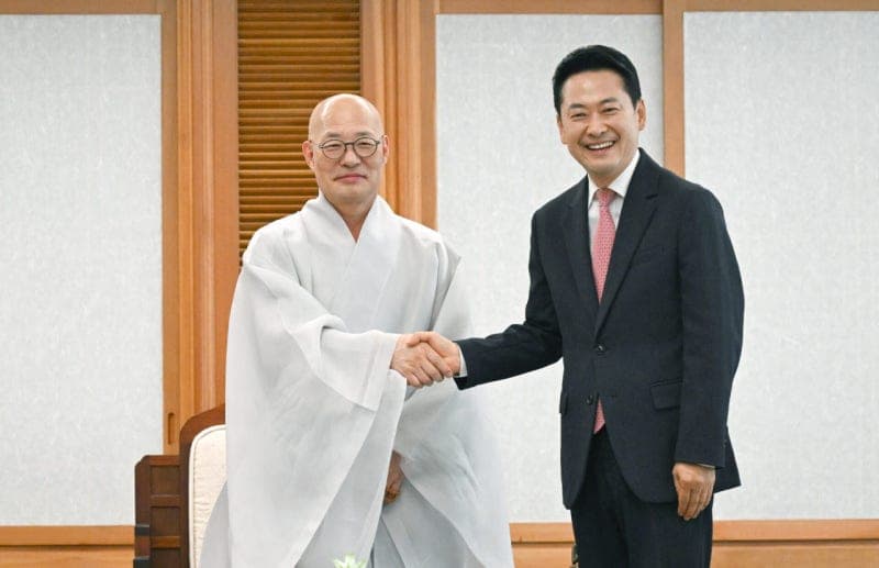 여야 대표 잇따라 조계종 예방…진우스님 "진영 논리 넘어 국민 위한 정치해야"