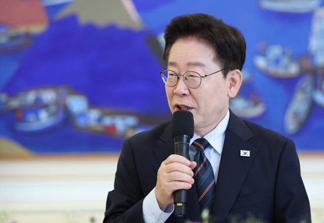 이재명 대통령, 키르기스스탄 대통령에 이름 새긴 맞춤형 골프 퍼터 선물