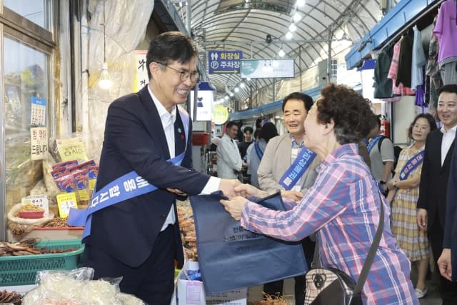 이원택 전북특별자치도지사, 추석 앞두고 전주 모래내시장서 민생 물가 점검