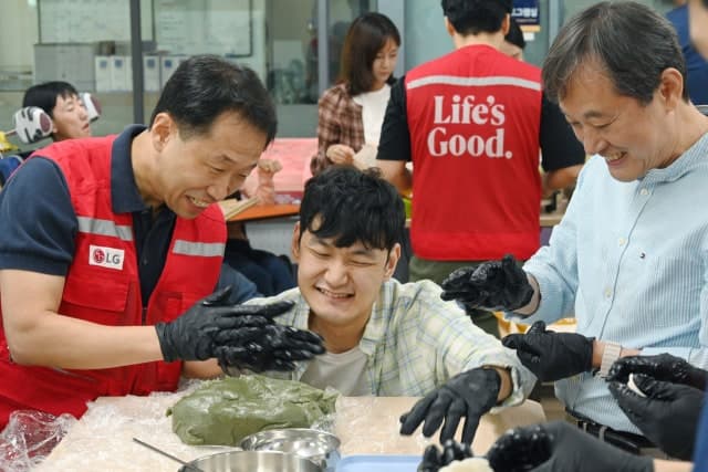 LG전자 라이프스굿 봉사단, 추석 맞아 장애인 시설서 온정 나눔 실천