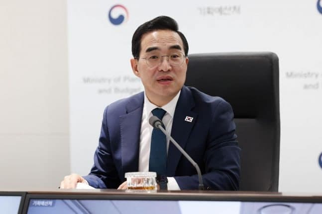 박홍근 기획예산처 장관 "K자형 양극화 타격 계층 지원 충분한지 점검해야"